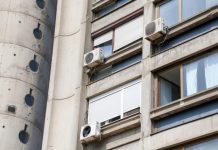 Stanari se žalili na smrad, a kad je policija ušla u stan komšinice zatekli jeziv prizor kao iz horor filma Stanari se žalili na smrad, a kad je policija ušla u stan komšinice zatekli jeziv prizor kao iz horor filma - featured image