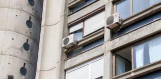 Stanari se žalili na smrad, a kad je policija ušla u stan komšinice zatekli jeziv prizor kao iz horor filma Stanari se žalili na smrad, a kad je policija ušla u stan komšinice zatekli jeziv prizor kao iz horor filma - featured image