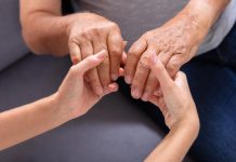 Sa suprugom Sarom je podizao 17 godina ćerku, a onda SAZNAO užasnu tajnu: „Ne znam da li da joj kažem istinu?” Sa suprugom Sarom je podizao 17 godina ćerku, a onda SAZNAO užasnu tajnu: „Ne znam da li da joj kažem istinu?” - featured image