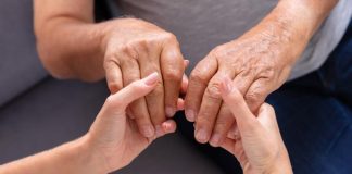 Sa suprugom Sarom je podizao 17 godina ćerku, a onda SAZNAO užasnu tajnu: „Ne znam da li da joj kažem istinu?” Sa suprugom Sarom je podizao 17 godina ćerku, a onda SAZNAO užasnu tajnu: „Ne znam da li da joj kažem istinu?” - featured image