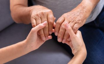 Sa suprugom Sarom je podizao 17 godina ćerku, a onda SAZNAO užasnu tajnu: „Ne znam da li da joj kažem istinu?” Sa suprugom Sarom je podizao 17 godina ćerku, a onda SAZNAO užasnu tajnu: „Ne znam da li da joj kažem istinu?” - featured image