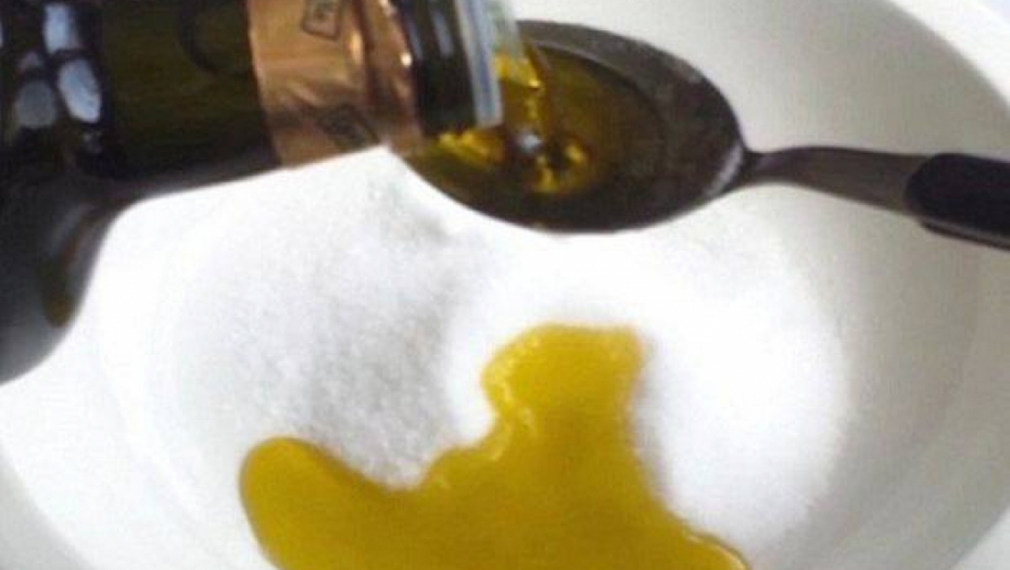 POMIJEŠAJTE MASLINOVO ULJE I SO: Bolove nećete osjetiti narednih nekoliko godina - featured image POMIJEŠAJTE MASLINOVO ULJE I SO: Bolove nećete osjetiti narednih nekoliko godina - featured image