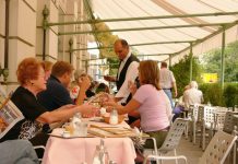 Šta znači kada gost pomaže konobaru da pokupi tanjire sa stola, prema psihologiji? Šta znači kada gost pomaže konobaru da pokupi tanjire sa stola, prema psihologiji? - featured image