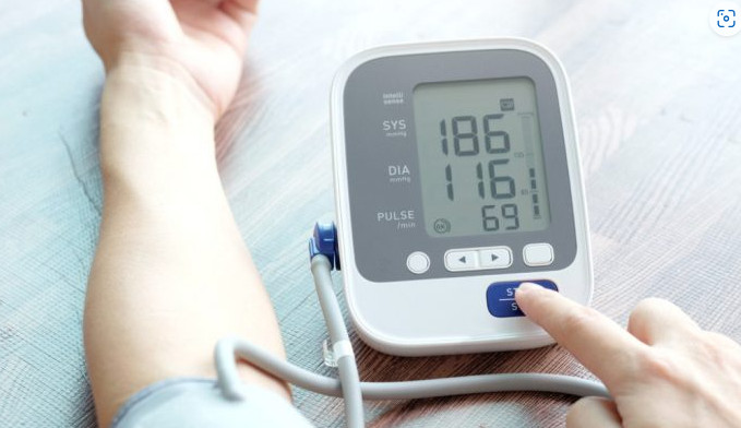 POGREŠNO MJERENJE KRVNOG PRITISKA SKORO GA KOŠTALO ŽIVOTA: Čak 90 odsto ljudi pravi ovu grešku ikvari rezultat - featured image POGREŠNO MJERENJE KRVNOG PRITISKA SKORO GA KOŠTALO ŽIVOTA: Čak 90 odsto ljudi pravi ovu grešku ikvari rezultat - featured image