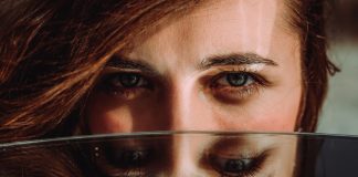 6 ZNAKOVA DA VAM OSOBA ŽELI ZLO: Možda može da se prikrije, ali po jednoj stvari ćete uvek lako da je prepoznate 6 ZNAKOVA DA VAM OSOBA ŽELI ZLO: Možda može da se prikrije, ali po jednoj stvari ćete uvek lako da je prepoznate - featured image