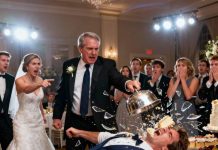 Na venčanju moje starije sestre, moji roditelji su zahtevali da joj dam kuću vrednu 450.000 dolara koju sam izgradio potpuno svojim teško zarađenim novcem. Kada sam odlučno odbio, otac je pobesneo. Zgrabio je metalni stalak za tortu i… Na venčanju moje starije sestre, moji roditelji su zahtevali da joj dam kuću vrednu 450.000 dolara koju sam izgradio potpuno svojim teško zarađenim novcem. Kada sam odlučno odbio, otac je pobesneo. Zgrabio je metalni stalak za tortu i… - featured image