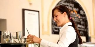 Šta znači kada gost pomaže konobaru da pokupi tanjire sa stola, prema psihologiji? Šta znači kada gost pomaže konobaru da pokupi tanjire sa stola, prema psihologiji? - featured image