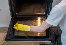 Marko pokazao jednostavan trik za besprekorno čisto staklo rerne: Potreban vam je samo jedan proizvod i 5 minuta (VIDEO) Marko pokazao jednostavan trik za besprekorno čisto staklo rerne: Potreban vam je samo jedan proizvod i 5 minuta (VIDEO) - featured image