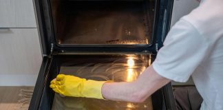 Marko pokazao jednostavan trik za besprekorno čisto staklo rerne: Potreban vam je samo jedan proizvod i 5 minuta (VIDEO) Marko pokazao jednostavan trik za besprekorno čisto staklo rerne: Potreban vam je samo jedan proizvod i 5 minuta (VIDEO) - featured image