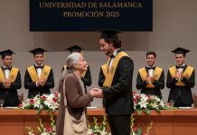 Rugali su mi se što sam sin siromašnog skupljača đubreta — ali na maturi sam uzeo mikrofon, rekao jednu rečenicu… i svi su utihnuli, a zatim se rasplakali… Rugali su mi se što sam sin siromašnog skupljača đubreta — ali na maturi sam uzeo mikrofon, rekao jednu rečenicu… i svi su utihnuli, a zatim se rasplakali… - featured image