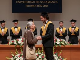 Rugali su mi se što sam sin siromašnog skupljača đubreta — ali na maturi sam uzeo mikrofon, rekao jednu rečenicu… i svi su utihnuli, a zatim se rasplakali… Rugali su mi se što sam sin siromašnog skupljača đubreta — ali na maturi sam uzeo mikrofon, rekao jednu rečenicu… i svi su utihnuli, a zatim se rasplakali… - featured image