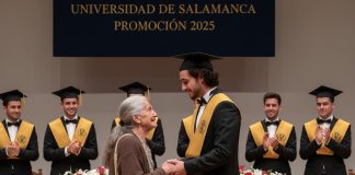 Rugali su mi se što sam sin siromašnog skupljača đubreta — ali na maturi sam uzeo mikrofon, rekao jednu rečenicu… i svi su utihnuli, a zatim se rasplakali… Rugali su mi se što sam sin siromašnog skupljača đubreta — ali na maturi sam uzeo mikrofon, rekao jednu rečenicu… i svi su utihnuli, a zatim se rasplakali… - featured image