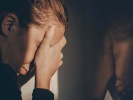 Kako prepoznati emocionalno nestabilnu osobu koja glumi da je “sasvim normalna”? Obratite pažnju na NJIHOVE rečenice i reakcije Kako prepoznati emocionalno nestabilnu osobu koja glumi da je “sasvim normalna”? Obratite pažnju na NJIHOVE rečenice i reakcije - featured image