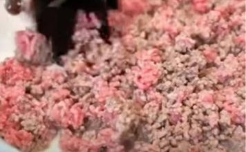 ZAŠTO SE PRVO PRŽI MLJEVENO MESO, PA SE TEK ONDA DODAJE CRNI LUK? Kuvarica otkrila tajnu, LJUDI ZINULI OD ŠOKA ZAŠTO SE PRVO PRŽI MLJEVENO MESO, PA SE TEK ONDA DODAJE CRNI LUK? Kuvarica otkrila tajnu, LJUDI ZINULI OD ŠOKA - featured image