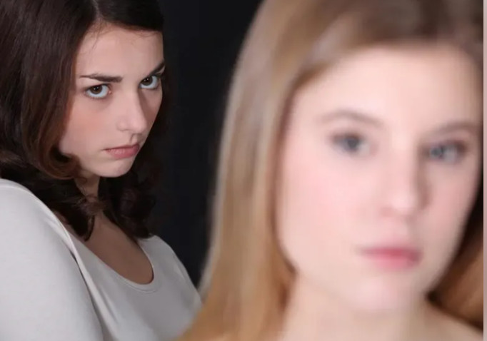 PSIHOLOG SAVJETUJE KAKO PREPOZNATI ZLE LJUDE: Samo pažljivo upratite njihovu reakciju na 1 STVAR - featured image PSIHOLOG SAVJETUJE KAKO PREPOZNATI ZLE LJUDE: Samo pažljivo upratite njihovu reakciju na 1 STVAR - featured image