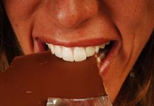 Beograđanka htela da se zasladi čokoladom pa joj preselo: Pored lešnika pronašla i neželjeno punjene, ovo je migoljilo po slatkišu! (FOTO)