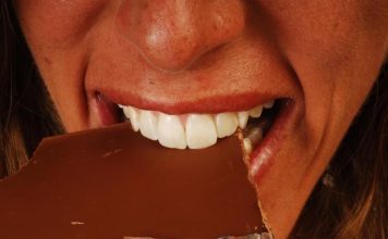 Beograđanka htela da se zasladi čokoladom pa joj preselo: Pored lešnika pronašla i neželjeno punjene, ovo je migoljilo po slatkišu! (FOTO)