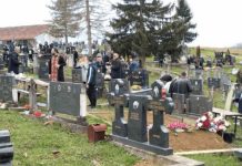 Pokojnika u Rogoznici spustili na zemlju, kada su svi očekivali popov glas, začulo se nešto jezivo: Svi su gutali suze i knedle u grlu Pokojnika u Rogoznici spustili na zemlju, kada su svi očekivali popov glas, začulo se nešto jezivo: Svi su gutali suze i knedle u grlu - featured image