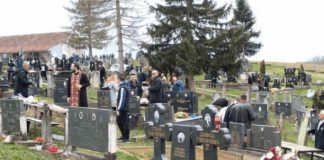 Pokojnika u Rogoznici spustili na zemlju, kada su svi očekivali popov glas, začulo se nešto jezivo: Svi su gutali suze i knedle u grlu Pokojnika u Rogoznici spustili na zemlju, kada su svi očekivali popov glas, začulo se nešto jezivo: Svi su gutali suze i knedle u grlu - featured image