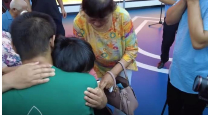 Tragao je više od 20 godina za sinom koga su otmičari odveli kad je bio beba: Nakon što je potrošio sav novac i izgubio svaku nadu, USLIJEDIO JE POZIV - featured image Tragao je više od 20 godina za sinom koga su otmičari odveli kad je bio beba: Nakon što je potrošio sav novac i izgubio svaku nadu, USLIJEDIO JE POZIV - featured image