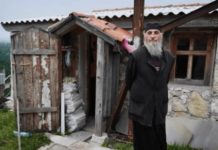 Kada vam neka osoba čini zlo i nanosi vam veliku bol, uradite samo ovu stvar i ponovo ćete naći svoj put ka sreći: Moćan savet monaha sa Svete Gore Kada vam neka osoba čini zlo i nanosi vam veliku bol, uradite samo ovu stvar i ponovo ćete naći svoj put ka sreći: Moćan savet monaha sa Svete Gore - featured image