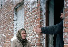 Gazda je izbacio bolesnu baku na ulicu usred zime zbog duga: Kada je ušao u njen prazan stan da pokupi ključeve, otkrio je tajnu koja ga je bacila na kolena Gazda je izbacio bolesnu baku na ulicu usred zime zbog duga: Kada je ušao u njen prazan stan da pokupi ključeve, otkrio je tajnu koja ga je bacila na kolena - featured image