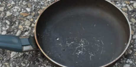 Izgrebana tava će biti kao nova: Sve što vam treba je 1 proizvod koji svi imaju u svojoj kuhinji! - featured image Izgrebana tava će biti kao nova: Sve što vam treba je 1 proizvod koji svi imaju u svojoj kuhinji! - featured image