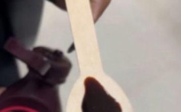 STRAVA I UŽAS Žena kupila popularni čokoladni sirup, a kada je otvorila bocu zgadio joj se život STRAVA I UŽAS Žena kupila popularni čokoladni sirup, a kada je otvorila bocu zgadio joj se život - featured image