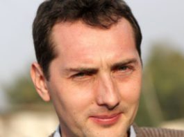 Ovaj Bosanac zbog svog imena hit na Balkanu: Pop nije hteo da mu krsti decu kad je čuo kako se zove, policija mu prašta prekršaje, tek da vidite imena braće Ovaj Bosanac zbog svog imena hit na Balkanu: Pop nije hteo da mu krsti decu kad je čuo kako se zove, policija mu prašta prekršaje, tek da vidite imena braće - featured image