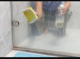 Rastvorite u toploj vodi i poprskajte staklo, slavinu i kadu: TUŠ POSTAĆE KAO NOV! Rastvorite u toploj vodi i poprskajte staklo, slavinu i kadu: TUŠ POSTAĆE KAO NOV! - featured image