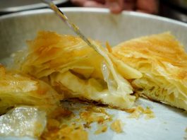 Kupio burek u pekari, pa pretrnuo kad je uzeo zalogaj: Svašta su ljudi nalazili u hrani, ali ovo NIKAD