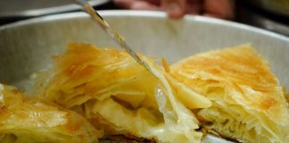 Kupio burek u pekari, pa pretrnuo kad je uzeo zalogaj: Svašta su ljudi nalazili u hrani, ali ovo NIKAD