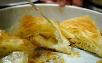 Kupio burek u pekari, pa pretrnuo kad je uzeo zalogaj: Svašta su ljudi nalazili u hrani, ali ovo NIKAD