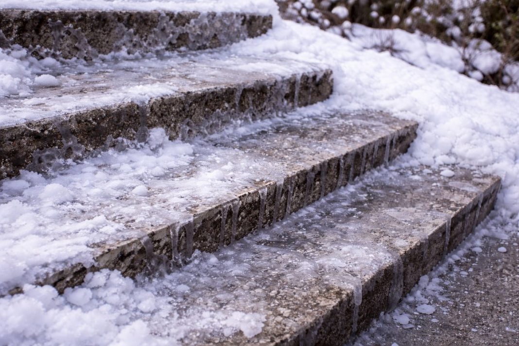 ZABORAVITE NA SO: Jeftin sastojak brzo uklanja led sa stepenica - featured image ZABORAVITE NA SO: Jeftin sastojak brzo uklanja led sa stepenica - featured image