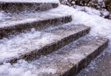 ZABORAVITE NA SO: Jeftin sastojak brzo uklanja led sa stepenica ZABORAVITE NA SO: Jeftin sastojak brzo uklanja led sa stepenica - featured image