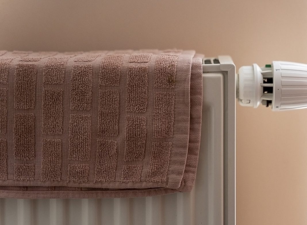 OVU GREŠKU SVI PRAVIMO ZIMI, A SKUPO NAS KOŠTA Evo zašto ne treba sušiti veš na radijatoru! - featured image OVU GREŠKU SVI PRAVIMO ZIMI, A SKUPO NAS KOŠTA Evo zašto ne treba sušiti veš na radijatoru! - featured image