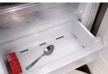 Komšinica mi je rekla zašto uvijek drži kašiku u zamrzivaču: Više joj se ne smijem i radim isto! Komšinica mi je rekla zašto uvijek drži kašiku u zamrzivaču: Više joj se ne smijem i radim isto! - featured image