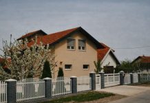 Čovek nije znao da 7 godina ne živi sam u kući: Slučajno našao tajna vrata, a onda… Čovek nije znao da 7 godina ne živi sam u kući: Slučajno našao tajna vrata, a onda… - featured image