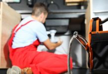 Jednu stvar nikako ne smete da SIPATE U SUDOPERU: Ovo svi radimo svakodnevno, a uništava cevi Jednu stvar nikako ne smete da SIPATE U SUDOPERU: Ovo svi radimo svakodnevno, a uništava cevi - featured image