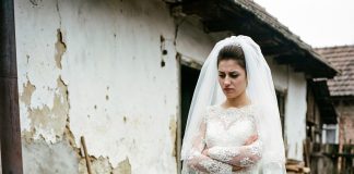 Ćerka zabranila majci da dođe na svadbu, a onda je mladoženja video ovo Ćerka zabranila majci da dođe na svadbu, a onda je mladoženja video ovo - featured image