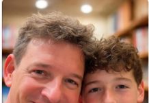 Smijali su se mojoj majci godinama, a onda sam im na maturi rekao istinu koju nisu mogli podnijeti Smijali su se mojoj majci godinama, a onda sam im na maturi rekao istinu koju nisu mogli podnijeti - featured image