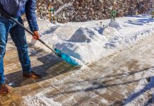 Kako da uklonite sneg sa prilaza u jednom potezu bez lopatanja: Ovaj trik će vas oduševiti i olakšati vam život Kako da uklonite sneg sa prilaza u jednom potezu bez lopatanja: Ovaj trik će vas oduševiti i olakšati vam život - featured image