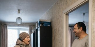 Vratila sam se kući dva sata ranije nego inače i odmah sam čula čudne zvukove iz naše spavaće sobe: isprva sam pomislila da su lopovi provalili u stan, ali u tom trenutku iz spavaće sobe izašao je moj muž…😮😟☹️😨😨😨🤔 Vratila sam se kući dva sata ranije nego inače i odmah sam čula čudne zvukove iz naše spavaće sobe: isprva sam pomislila da su lopovi provalili u stan, ali u tom trenutku iz spavaće sobe izašao je moj muž…😮😟☹️😨😨😨🤔 - featured image