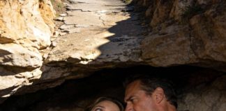 Na planinarskoj stazi iznad Velebita, moja snaha i sin iznenada su gurnuli mene i muža niz liticu. Ležeći dolje, krvava, čula sam muža kako šapće: “Ne miči se… pravi se mrtva.” Kad su otišli, otkrio mi je istinu strašniju od samog pada. Na planinarskoj stazi iznad Velebita, moja snaha i sin iznenada su gurnuli mene i muža niz liticu. Ležeći dolje, krvava, čula sam muža kako šapće: “Ne miči se… pravi se mrtva.” Kad su otišli, otkrio mi je istinu strašniju od samog pada. - featured image