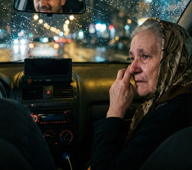 Taksista vozio baku u dom besplatno: Nakon njene smrti dobio je pismo koje ga je šokiralo - featured image Taksista vozio baku u dom besplatno: Nakon njene smrti dobio je pismo koje ga je šokiralo - featured image