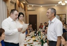 Kada je siromašan otac svojoj kćerki za vjenčanje poklonio običnu kovertu, bogata rodbina mladoženje počela se smijati takvom „velikodušnom“ poklonu. ☹️🤔 Kada je siromašan otac svojoj kćerki za vjenčanje poklonio običnu kovertu, bogata rodbina mladoženje počela se smijati takvom „velikodušnom“ poklonu. ☹️🤔 - featured image