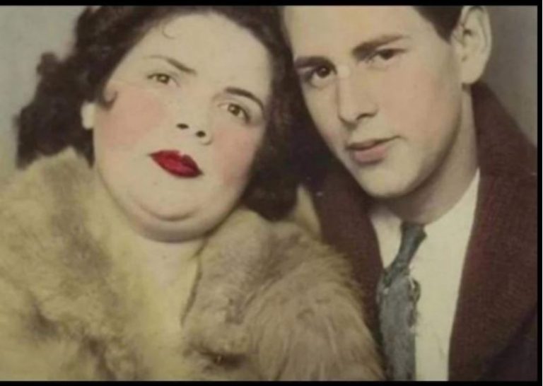 VIDITE LI JEZIV DETALJ NA OVOJ SLICI: Ubio je, pa se slikao s njom za proslavu nove godine? UŽAS SE TEK SAD SAZNAO - featured image VIDITE LI JEZIV DETALJ NA OVOJ SLICI: Ubio je, pa se slikao s njom za proslavu nove godine? UŽAS SE TEK SAD SAZNAO - featured image