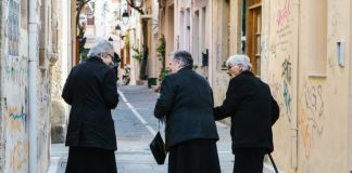 EVO KOLIKO DUGO TREBA DA SE NOSI CRNA ODJEĆA NAKON SMRTI BLISKE OSOBE: Stav crkve je vrlo jasan! (foto) EVO KOLIKO DUGO TREBA DA SE NOSI CRNA ODJEĆA NAKON SMRTI BLISKE OSOBE: Stav crkve je vrlo jasan! (foto) - featured image
