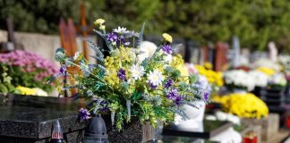 Šta nikako ne valja nositi na groblju: Sveštenik otkriva koju grešku Srbi prave, a nisu ni svesni šta vreme čine