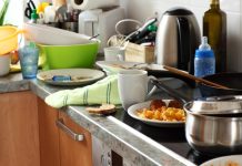 Šta prljavo kupatilo i neuredna kuhinja govore o vama? Nered u kući otkriva 8 skrivenih psiholoških problema Šta prljavo kupatilo i neuredna kuhinja govore o vama? Nered u kući otkriva 8 skrivenih psiholoških problema - featured image